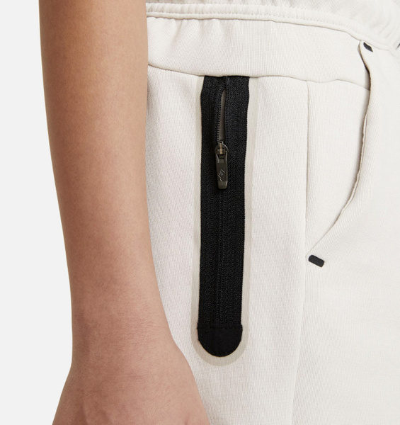 Białe Spodenki Nike Junior NSW Tech Fleece XS DA0826008