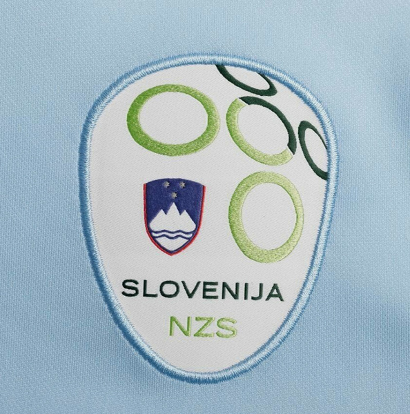 Biało-Niebieska Koszulka Nike Slovenija dla Młodzieży S 128-137 cm