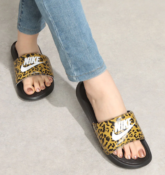 Złote Klapki Nike CN9676-700 43 Damskie Victori One Slide